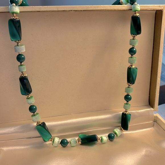 Vintage Japan one strand 2 tone green marbled glass necklace! - Picture 3 of 7